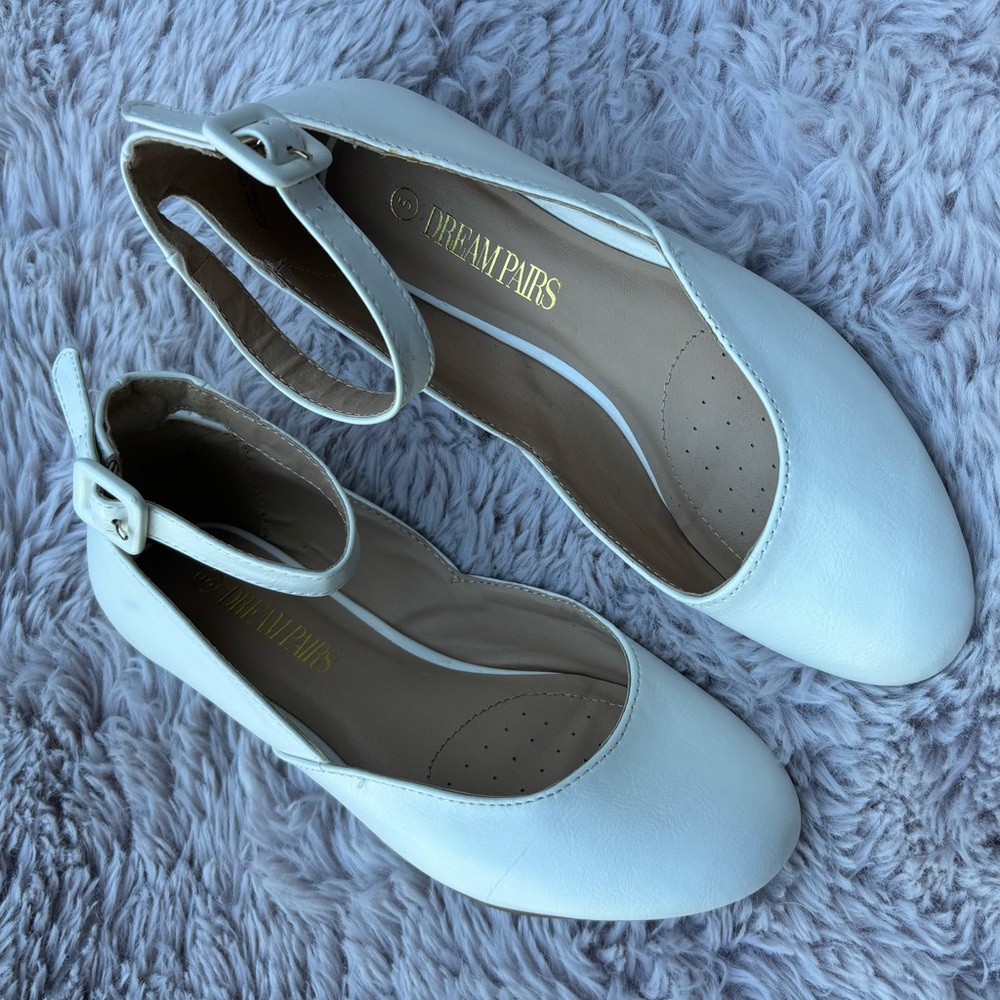 Girls white dress shoes. Youth size 5. Adjustable ankle straps